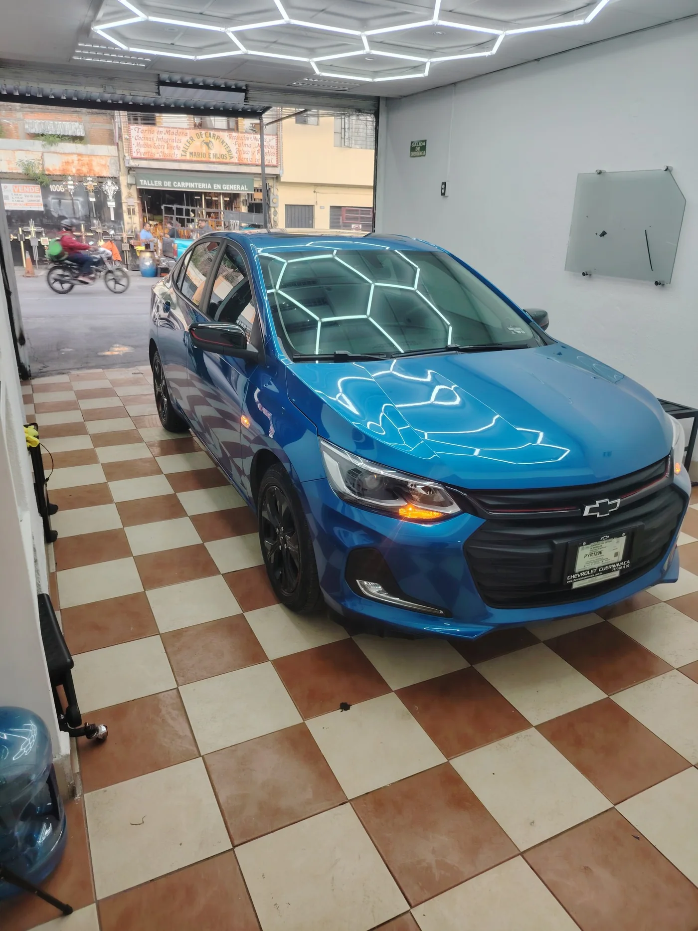 Auto detallado en Luxe Glass Estudio